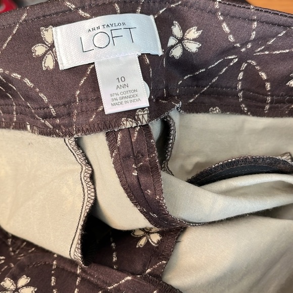 Ann Taylor Loft Chic Brown Floral Patterned Capris Size 10 - Picture 4 of 4